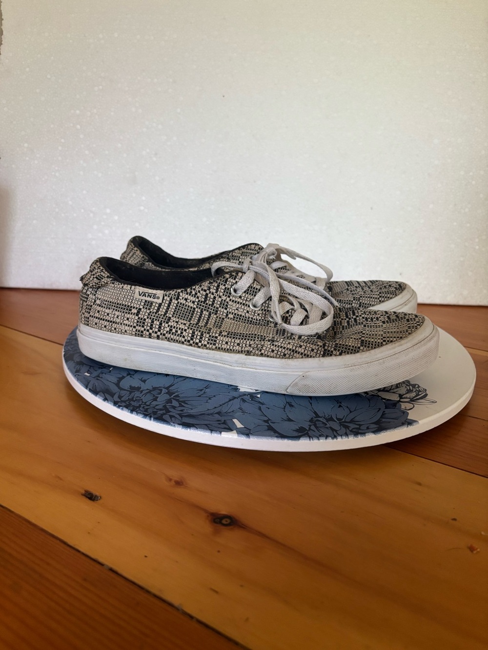 Vans Ultracush Camden Optical Woven Deluxe Womens Size 9.5 Black Cream
Sneaker